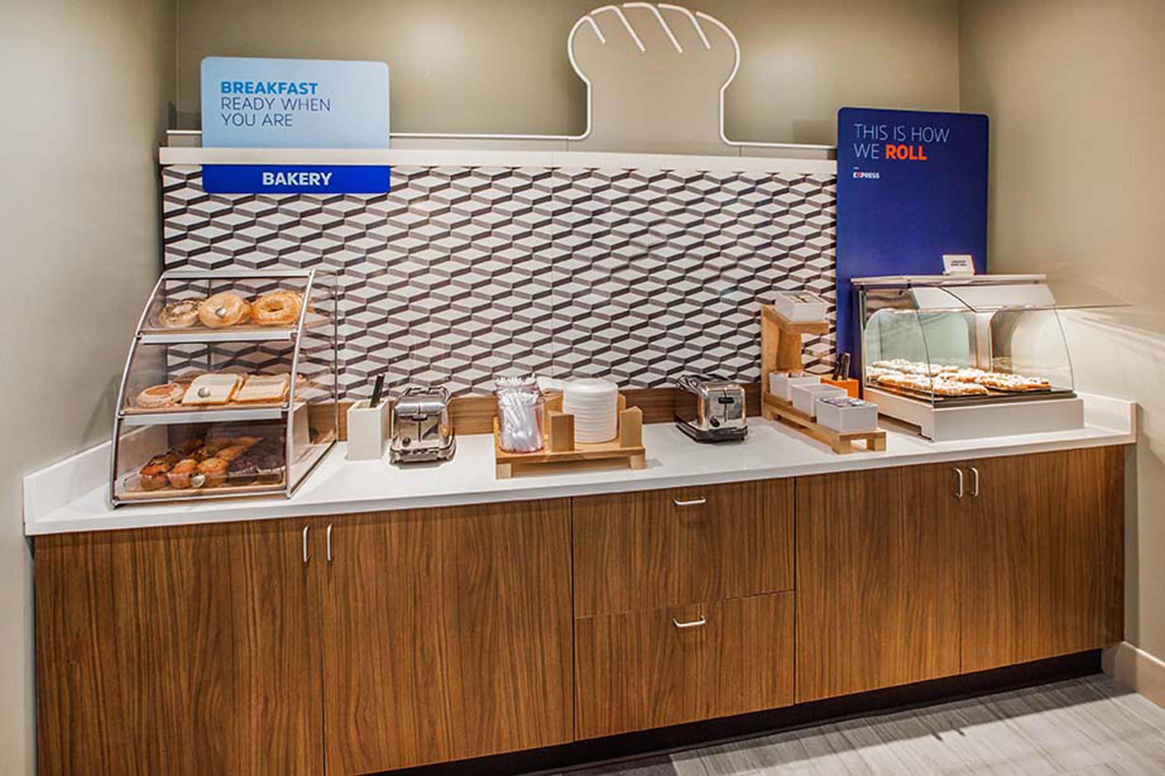 Holiday Inn Express Hotel & Suites-North East By Ihg Extérieur photo